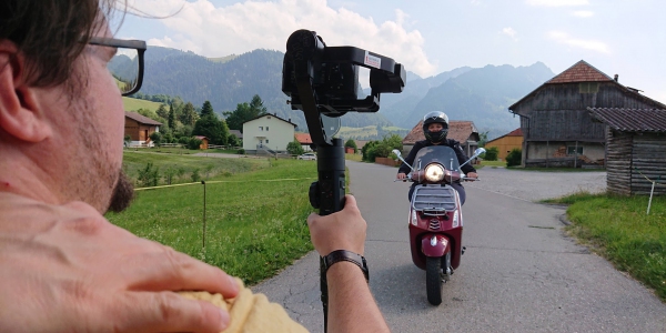 Jonas Hofmann filmt aus dem Auto heraus für das  Video Potrait Alexandra Ziörjen QREATE