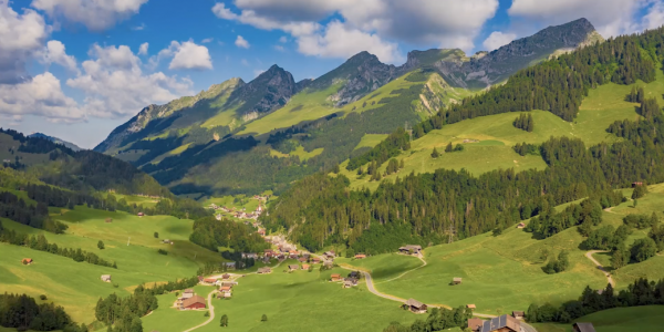 Schweizer Alpen Panorama während Making Of Video Potrait Alexandra Ziörjen QREATE